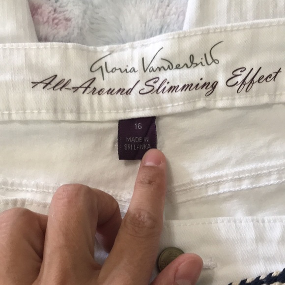 Gloria Vanderbilt Belted Skimmer White Capris/Bermuda shorts. Size 16. - Picture 5 of 11